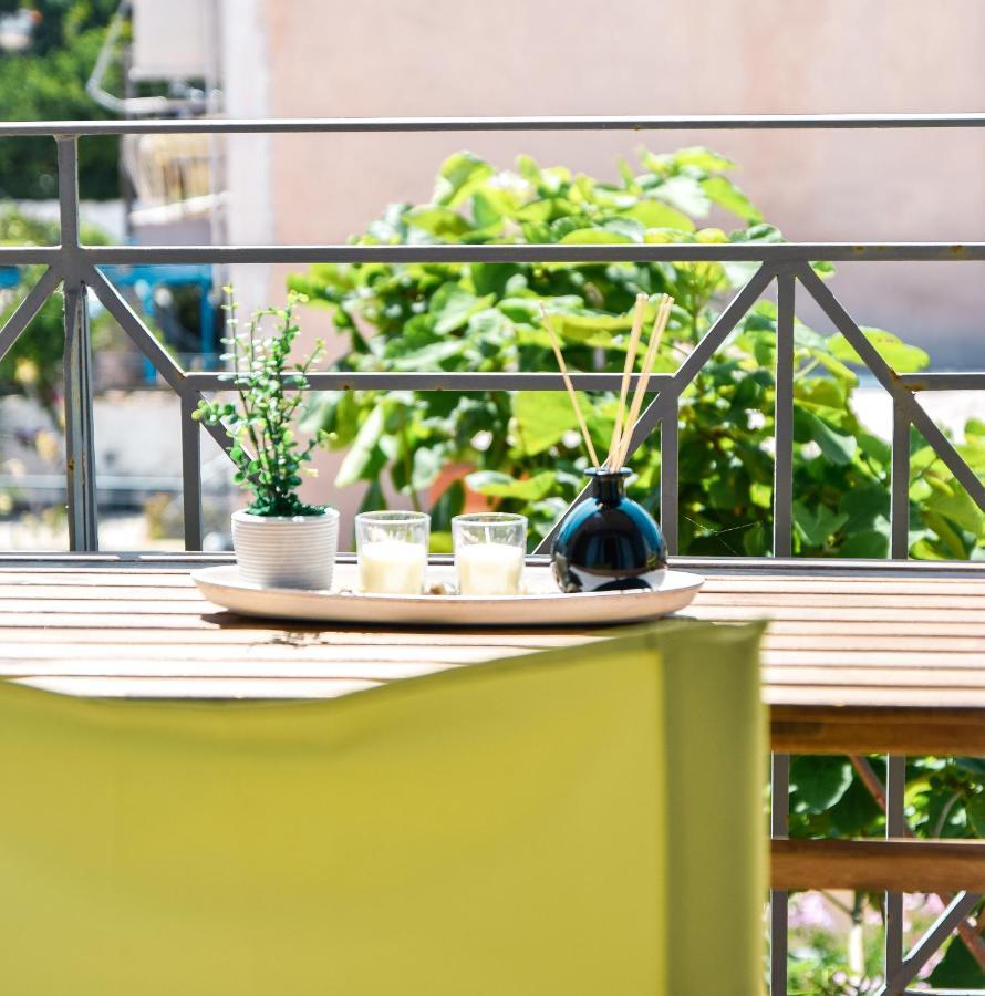 Spacious & Bright Flat With Balcony Lávrion エクステリア 写真