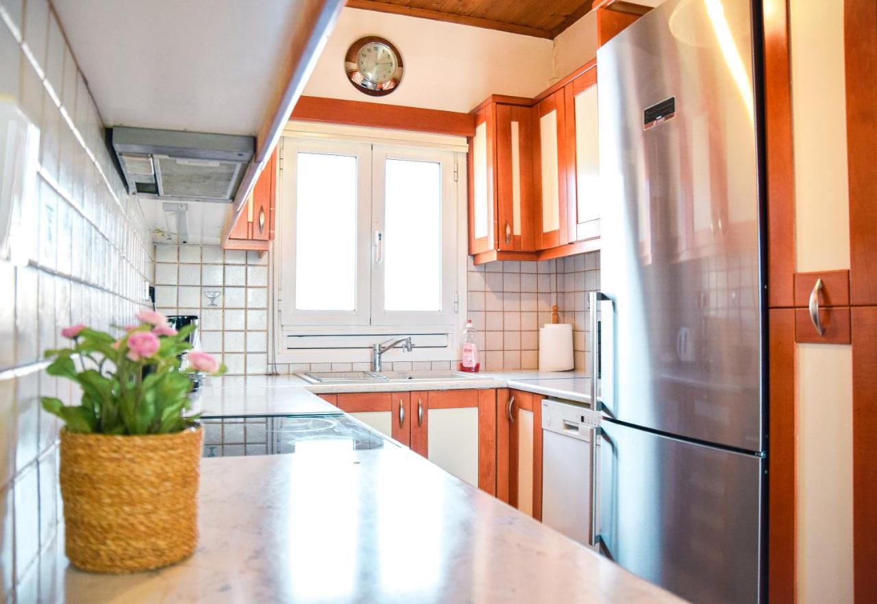 Spacious & Bright Flat With Balcony Lávrion エクステリア 写真