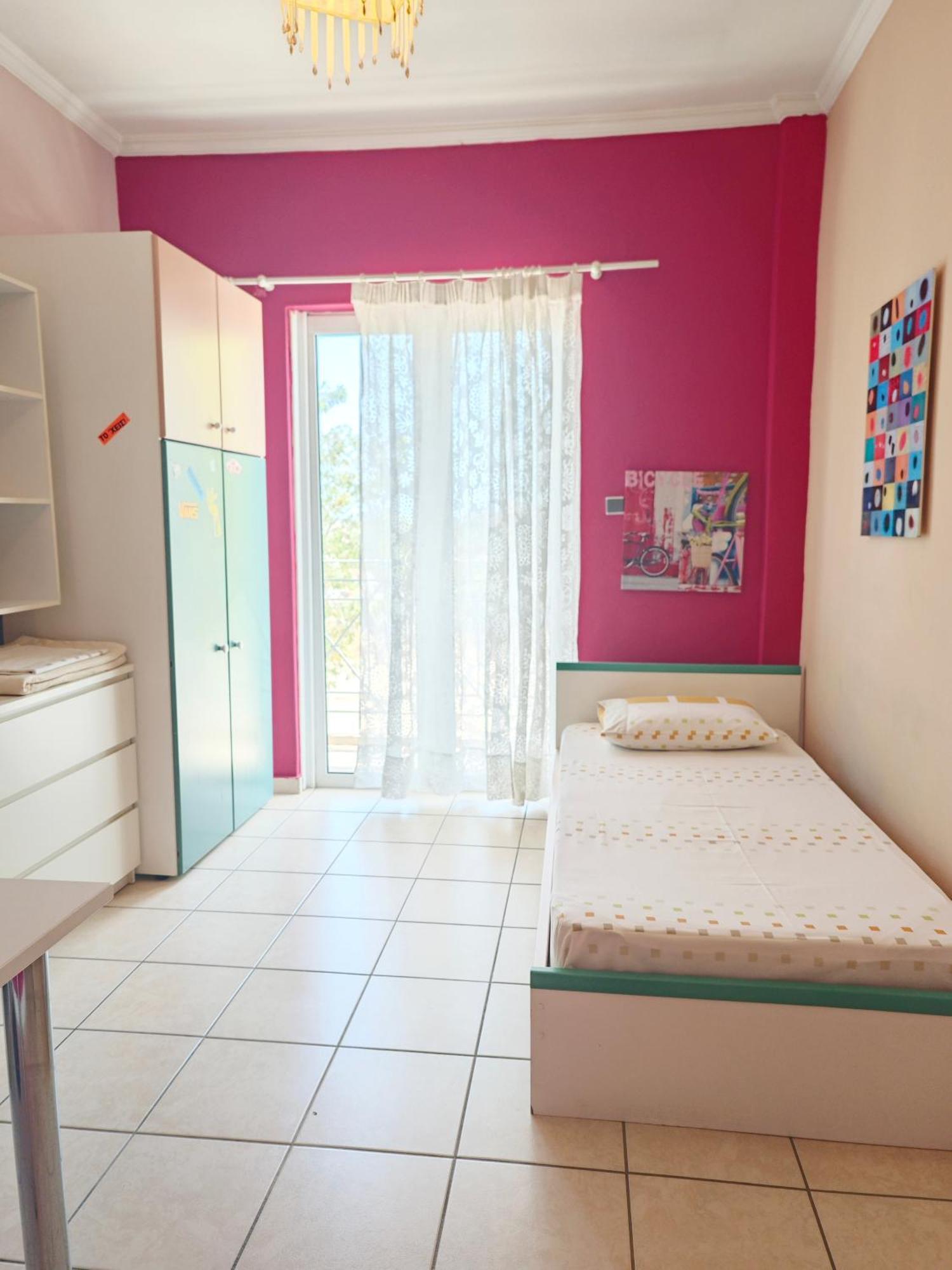 Spacious & Bright Flat With Balcony Lávrion エクステリア 写真